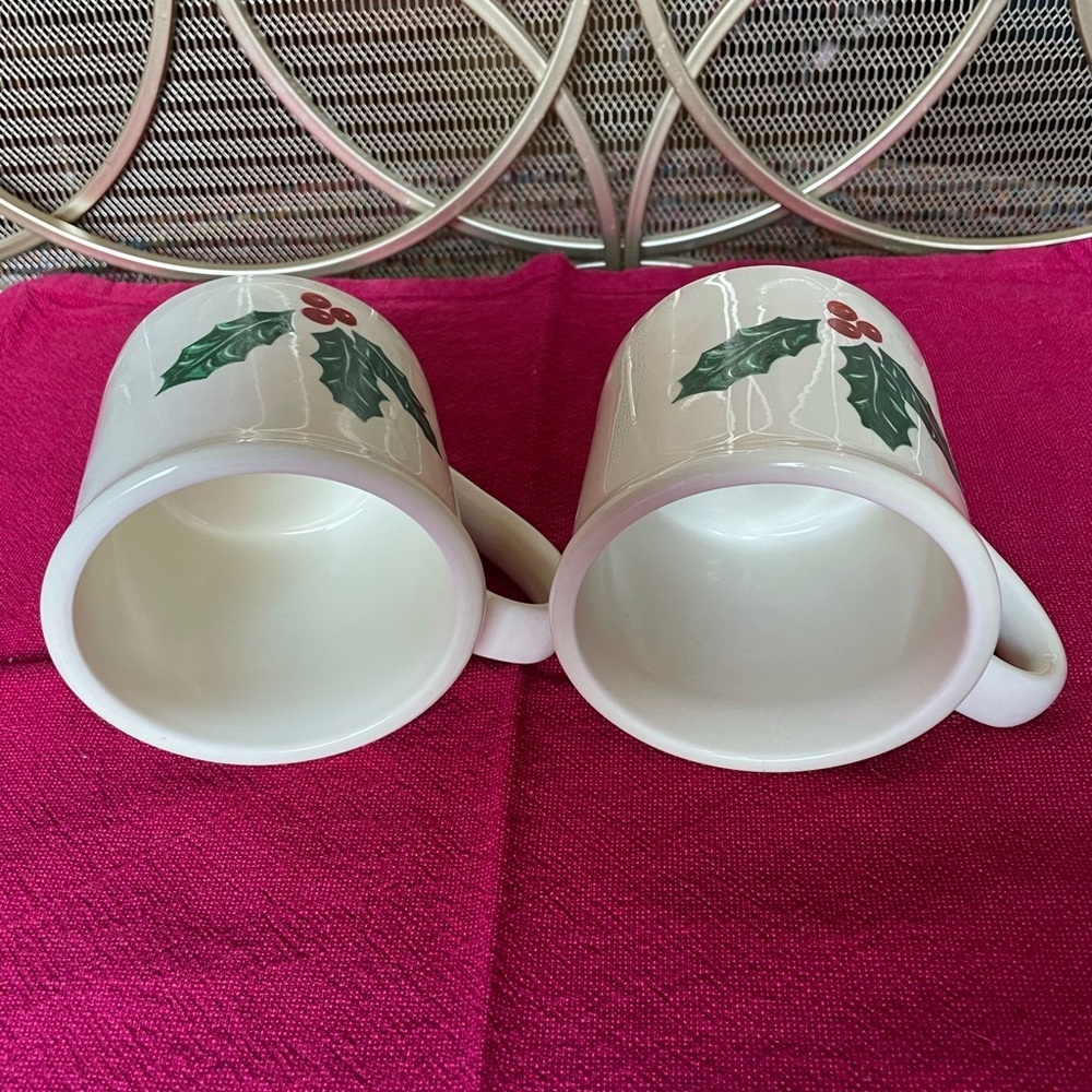 Eddie Bauer Exclusive Holly Christmas Pair of Mugs - Picture 3 of 4